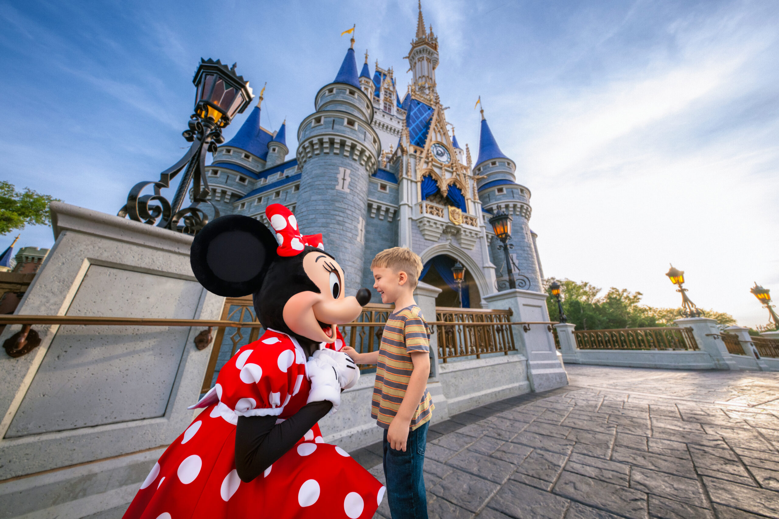 WDW - MK - Cinderella Castle-minnie mouse